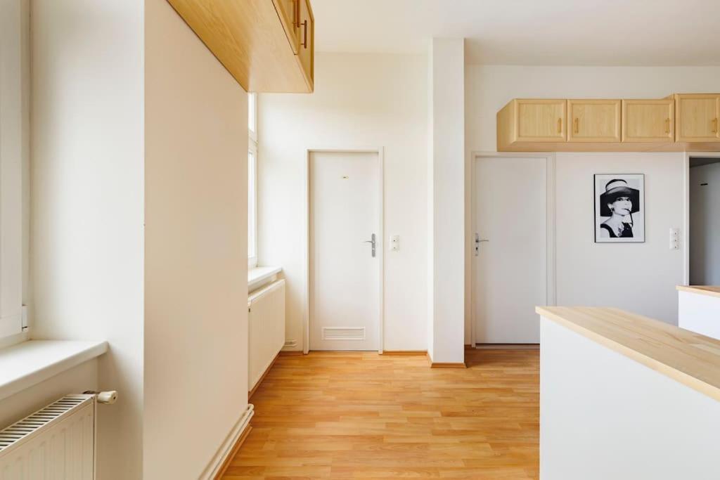 Beautiful 1 Bedroom Apartment Near Schoenbrunn Bécs Kültér fotó
